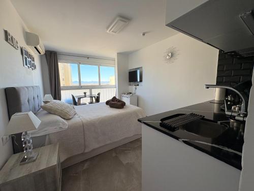a bedroom with a bed and a sink in a room at Sweet Dreams Apartment, estilo y confort en 1ª línea, Renovado, Práctico y Anfitrión 5 Estrellas" in Empuriabrava