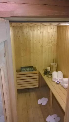 a small wooden sauna with a table and towels at Hotel Chalet d'Oulx in Oulx
