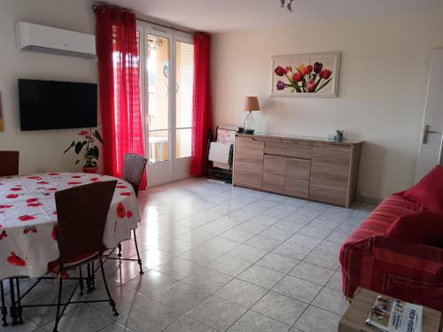 NICE NORD 2 PIECES CALMES,WIFI,CLIM,BALCON,PARKING