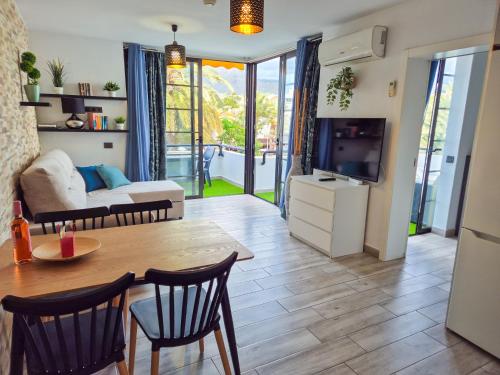 Colon II apartment with aircon, pool bar, beachside - Playa De Las Américas