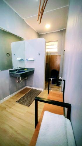 a room with a table and a sink in it at Ap Umarizal l WiFi 500MB in Belém