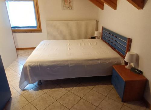 a bedroom with a large bed in a room at Casa Vacanze Da Ile 2 in Malborghetto Valbruna