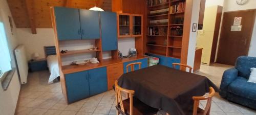 a kitchen with blue cabinets and a table in a room at Casa Vacanze Da Ile 2 in Malborghetto Valbruna