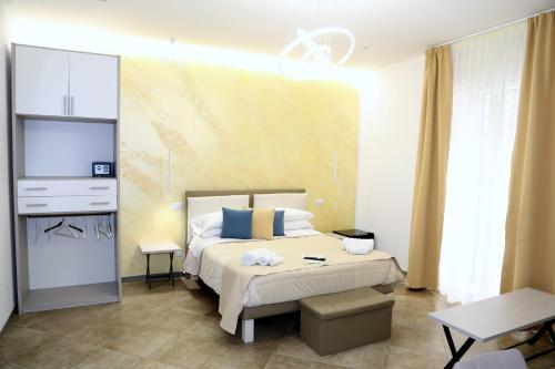 a hotel room with a bed and a table at Nastanza D'arte in Mazara del Vallo