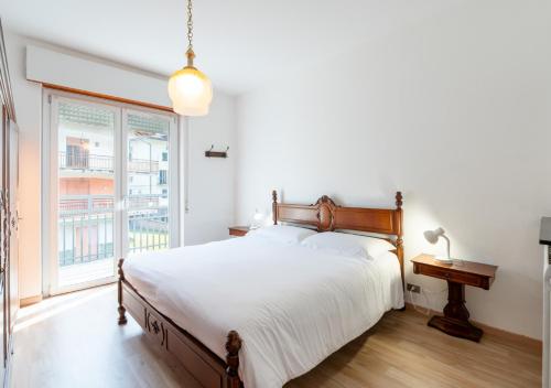 a bedroom with a bed and a large window at Mountain Paradise - Luminoso e ampio con vista in Serina