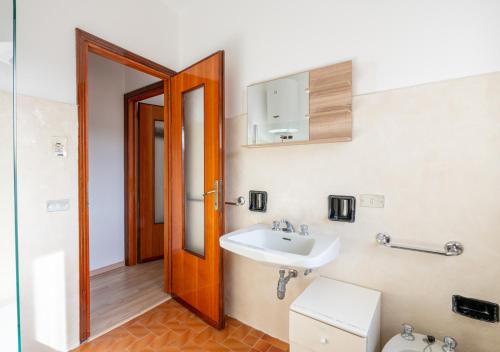 a bathroom with a sink and a toilet at Mountain Paradise - Luminoso e ampio con vista in Serina