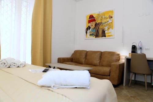 a living room with a couch and a table at Nastanza D'arte in Mazara del Vallo