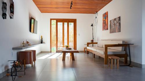 a living room with a couch and a table at Casa Canto do Bem-te-vi in Lençóis
