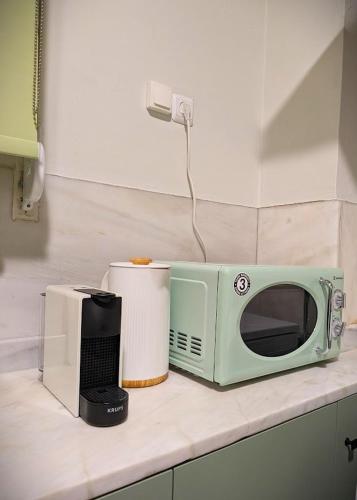 Retro Central Apartment with Parking