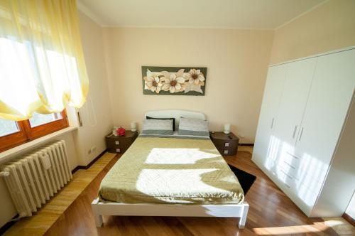 een slaapkamer met 2 bedden en een raam bij Casa Vacanze Domusangela in Matera