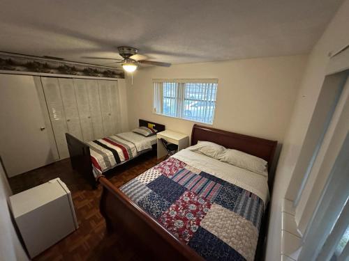 a bedroom with two beds and a ceiling fan at Hermosas habitaciones in Pembroke Pines