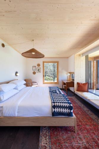 ein Schlafzimmer mit einem großen Bett und einem Fenster in der Unterkunft Eastwind in Windham