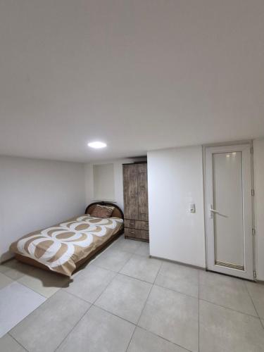 Un dormitorio con una cama y una puerta corredera en Домик у Куры, en Tiflis