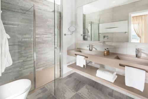 a bathroom with two sinks and a shower at Europa Grand Hotel in Lerici
