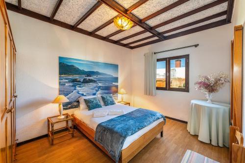 a bedroom with a bed and a table at Casa da Torreira in Torreira