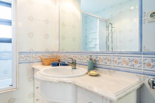 a bathroom with a sink and a mirror at Casa da Torreira in Torreira
