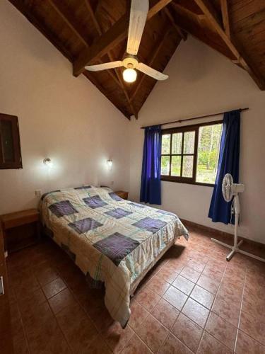a bedroom with a bed and a ceiling fan at OKIN 25 New in Costa del Este
