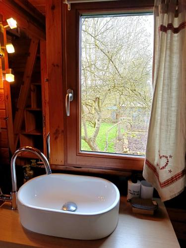 a bath tub in a bathroom with a window at Chalet à la campagne in Clais