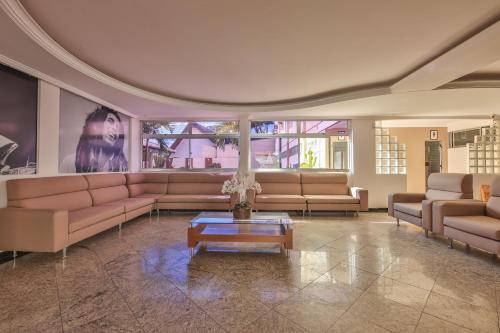 a living room with couches and a coffee table at Hot Star Thermas Hotel in Caldas Novas