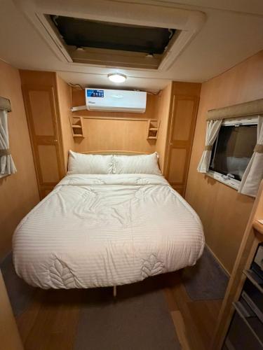 Llit o llits en una habitació de كرفان Just Us RV
