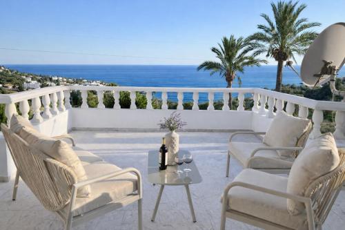 Luxurious Villa 6 Min from Beach with Sea Views