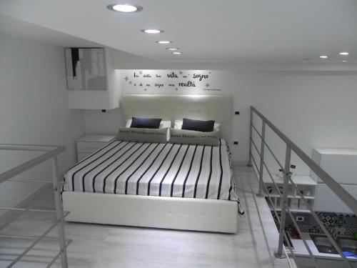 シラクーサにあるIl Vittorialeの白い部屋のベッドルーム1室(ベッド1台付)