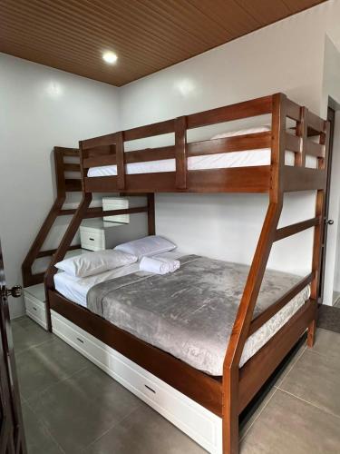 ein Schlafzimmer mit zwei Etagenbetten in einem Zimmer in der Unterkunft JB Inn in Migcanauay
