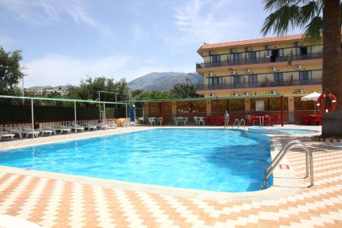Bazén v ubytování Triton Garden Hotel nebo v jeho okolí