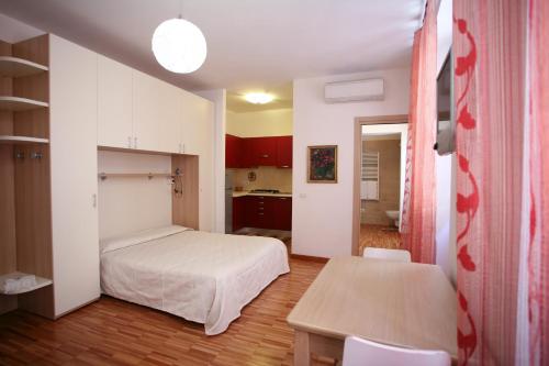 ラ・スペツィアにあるLa Giara del Centroのベッドルーム1室(ベッド1台、テーブル、椅子付)