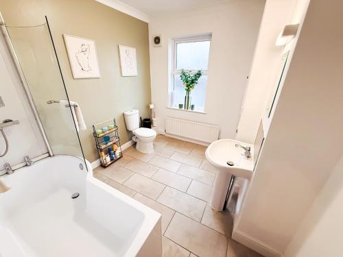 a bathroom with a toilet and a sink at Cecil House, Stylish 2 Bed, Sleeps 5, Close to Cathedral & Castle, ideal for groups or Families, Parking x2 in Lincoln