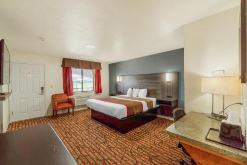 a large hotel room with a bed and a desk at HIgh Five Inn Killeen-Forthood in Killeen
