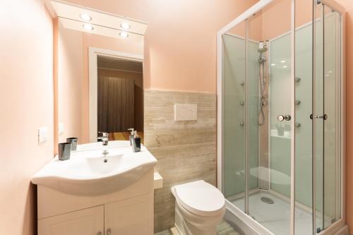 a bathroom with a toilet and a sink and a shower at tra il borgo e il mare in Cervo