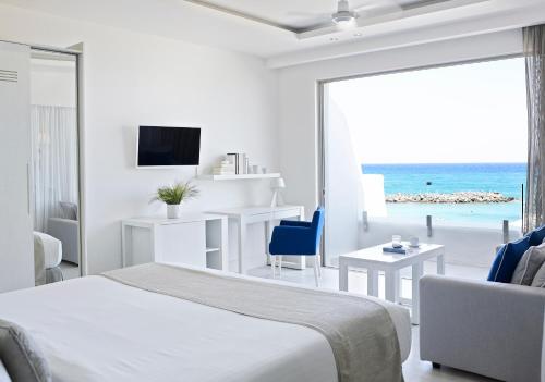 Μια τηλεόραση ή/και κέντρο ψυχαγωγίας στο Knossos Beach Bungalows Suites Resort & Spa
