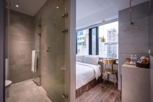 a bedroom with a bed and a bathroom with a shower at Hotel Relax 5 in Taipei