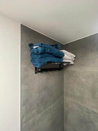 a pile of towels on a towel rack in a bathroom at Residence pascalino in Ans