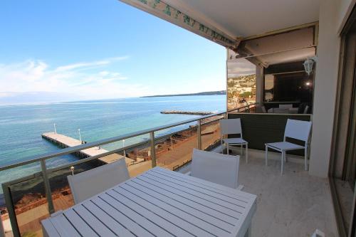 Cannes Palm Beach - Beachfront apartment