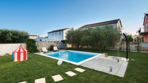 Villa Mediterranea with pool and grill in Umag