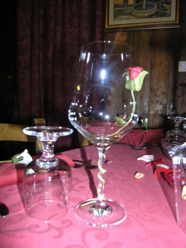 a wine glass sitting on top of a pink table at Hotel Martin in Sauze dʼOulx