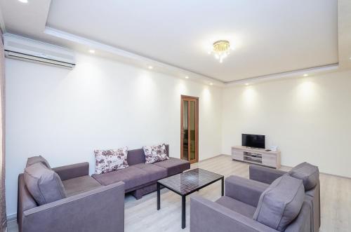 27Excellent apartment in the very center of the capital
