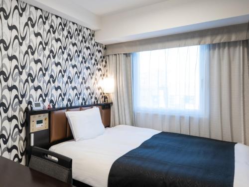 a hotel room with a bed and a window at APA Hotel Akihabara Ekihigashi in Tokyo