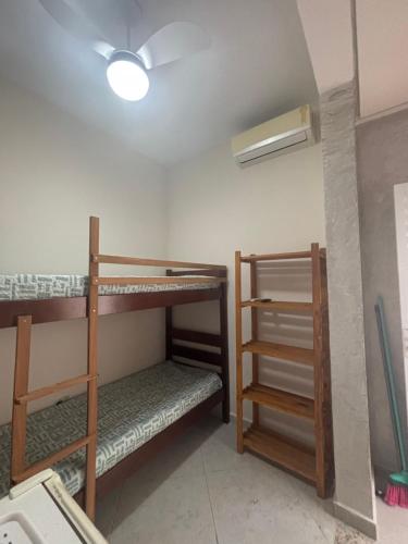 a room with two bunk beds in a room at Mini Studio Villaggio juquehy in São Sebastião