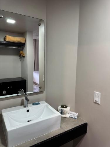 Kamar mandi di Hotel Corona Plaza