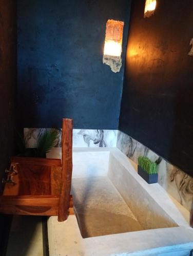 a large bath tub in a room with plants at Puerto del Cielo in Chuburná