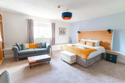 a bedroom with a king sized bed and a couch at Woodborough Hall in Woodborough