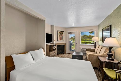 a hotel room with a bed and a living room at WorldMark Grand Lake in Monkey Island
