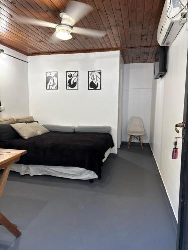 a bedroom with two beds and a ceiling at Monoambiente B en Corrientes Capital in Corrientes