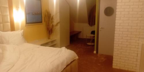 una camera da letto con un letto bianco in una stanza di apartament a Chişinău