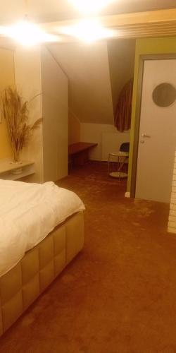 una camera da letto con un letto, un tavolo e una porta di apartament a Chişinău