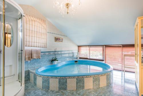 ベナルマデナにあるMajestic Villa by the Beach Heated Private Pool & Jacuzziのバスルーム(ジャクジータブ付)