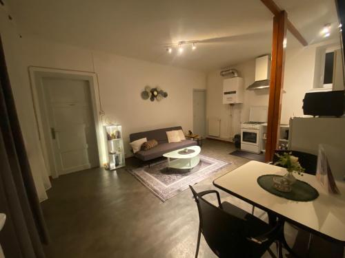Dapur atau dapur kecil di Appartement au calme.